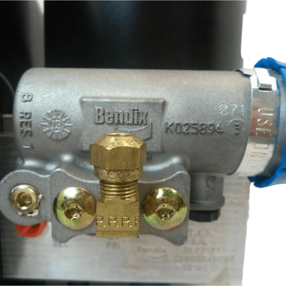 801301 Oem Bendix Ad-Is 24-Volt Air Dryer W/ Integrated Extended Purge Tank - Truck To Trailer