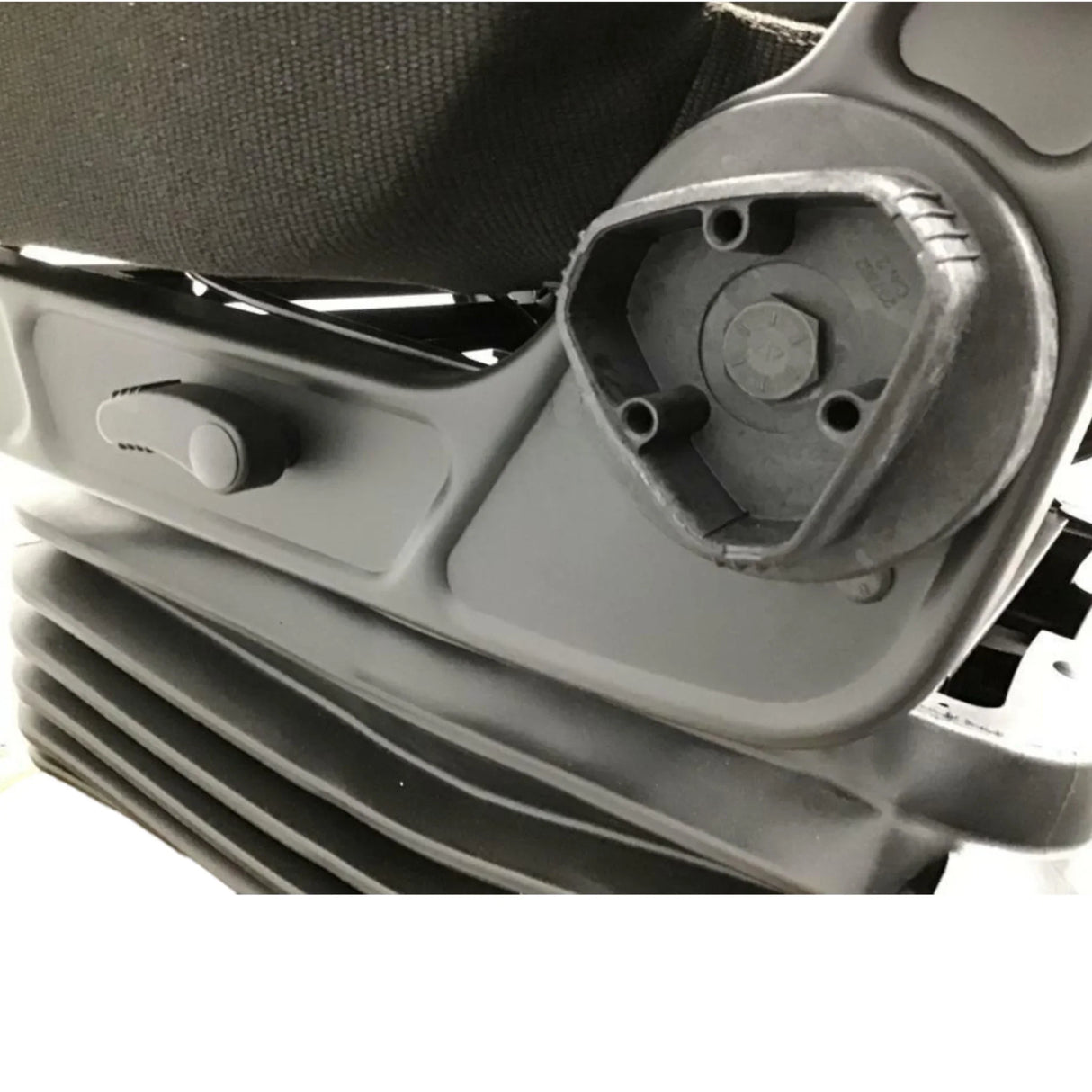 24299886 Genuine Mack Drivers Seat - Truck To Trailer