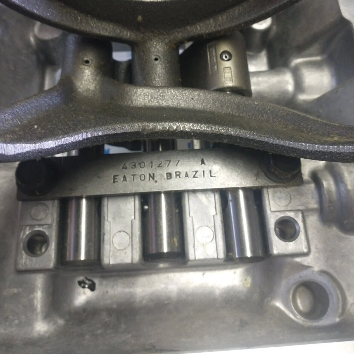 4302945 Genuine Eaton Shift Bar Housing Assembly - Truck To Trailer