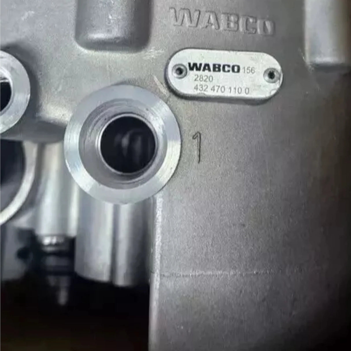 4008501800 Genuine Wabco Air Brake Dryer - Truck To Trailer