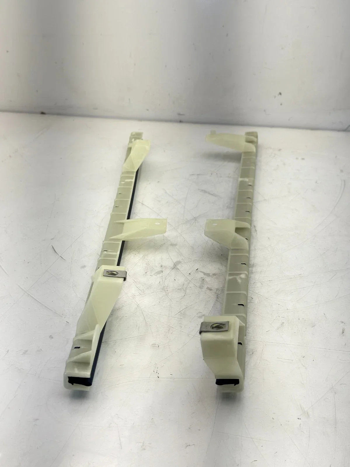 Z18-74114-001 Genuine Freightliner Right Side Glass Run Channel - Truck To Trailer