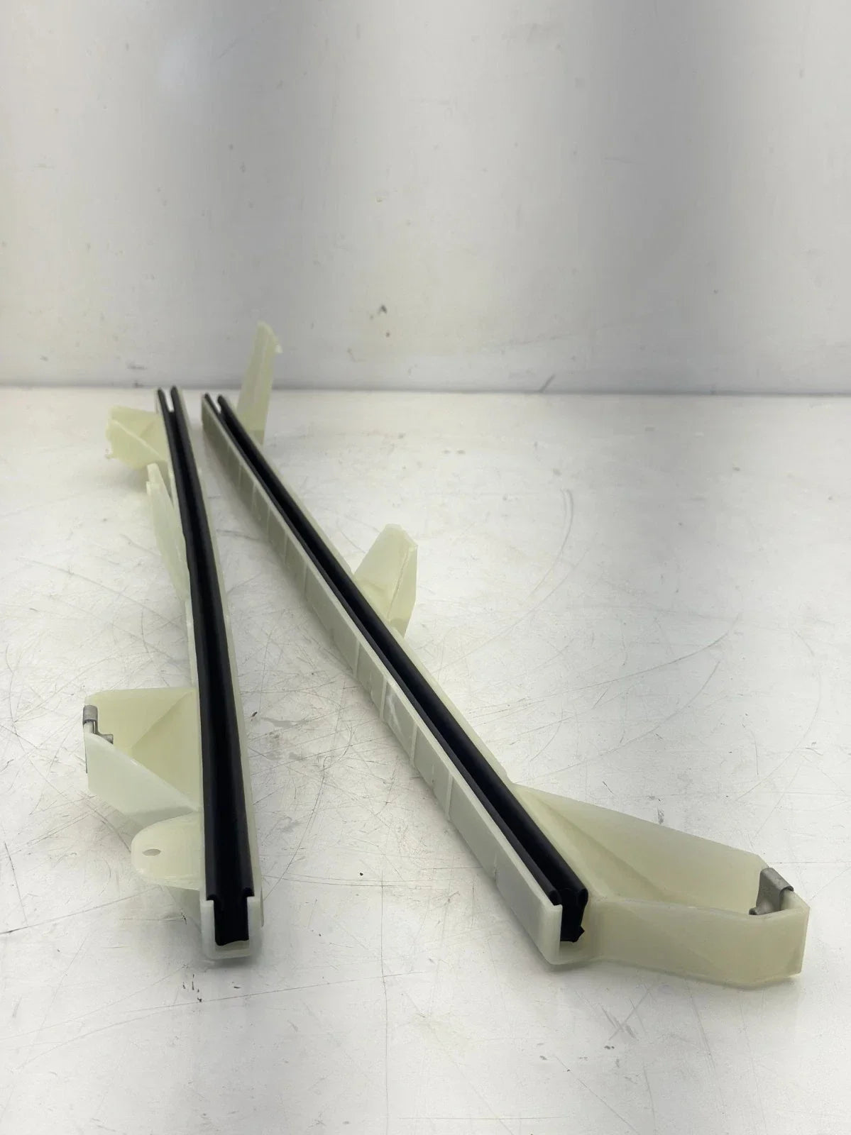 Z18-74114-001 Genuine Freightliner Right Side Glass Run Channel - Truck To Trailer