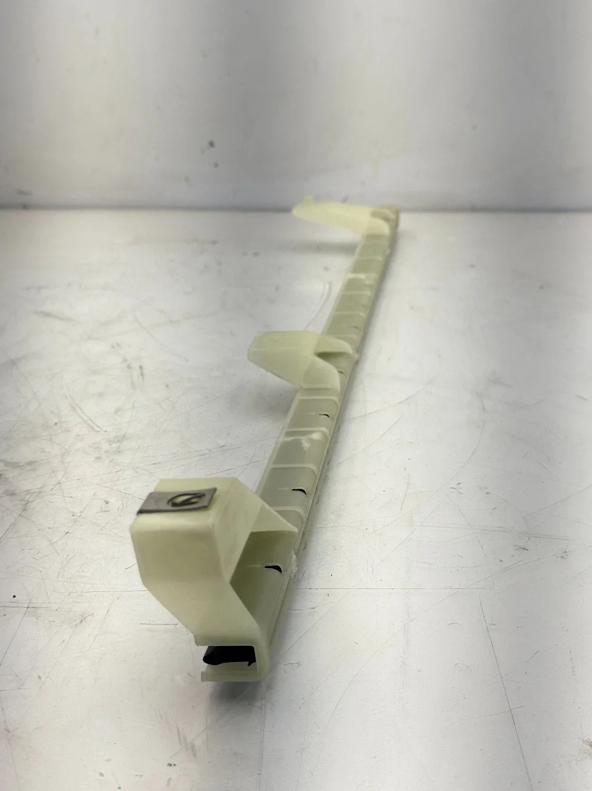 Z18-74114-001 Genuine Freightliner Right Side Glass Run Channel - Truck To Trailer