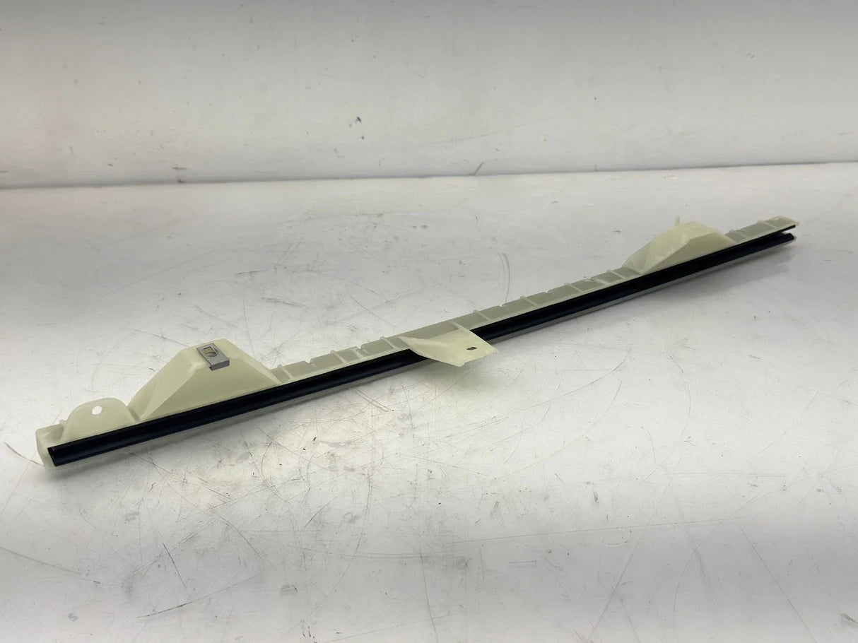 Z18-74114-001 Genuine Freightliner Right Side Glass Run Channel - Truck To Trailer
