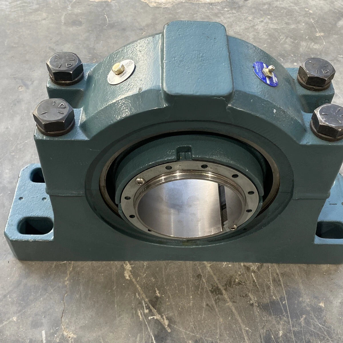 P4B526ISAF407R Genuine Dodge Roller Bearing Truck To Trailer