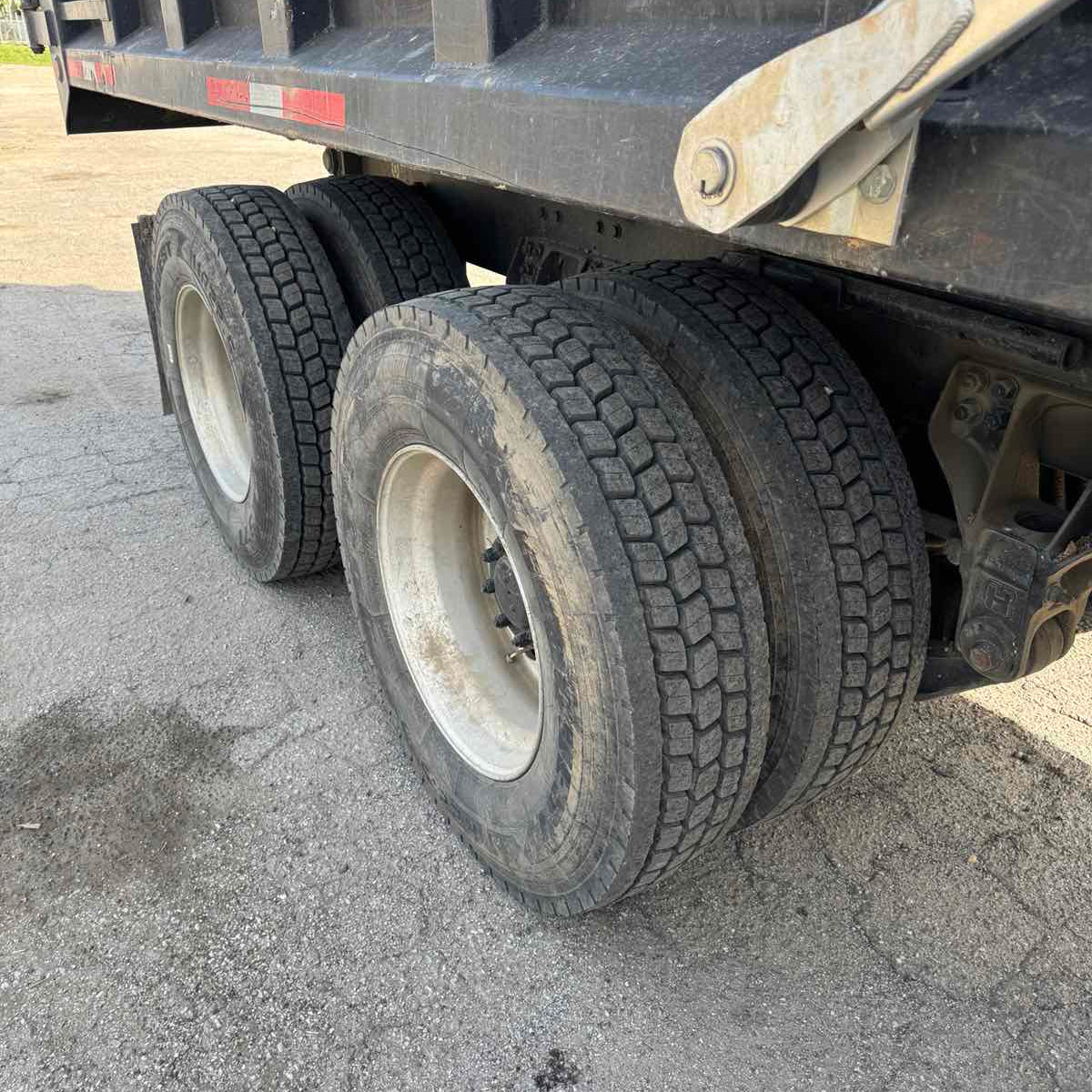 2016 Kenworth T800 Tandem-Axle Dump Truck