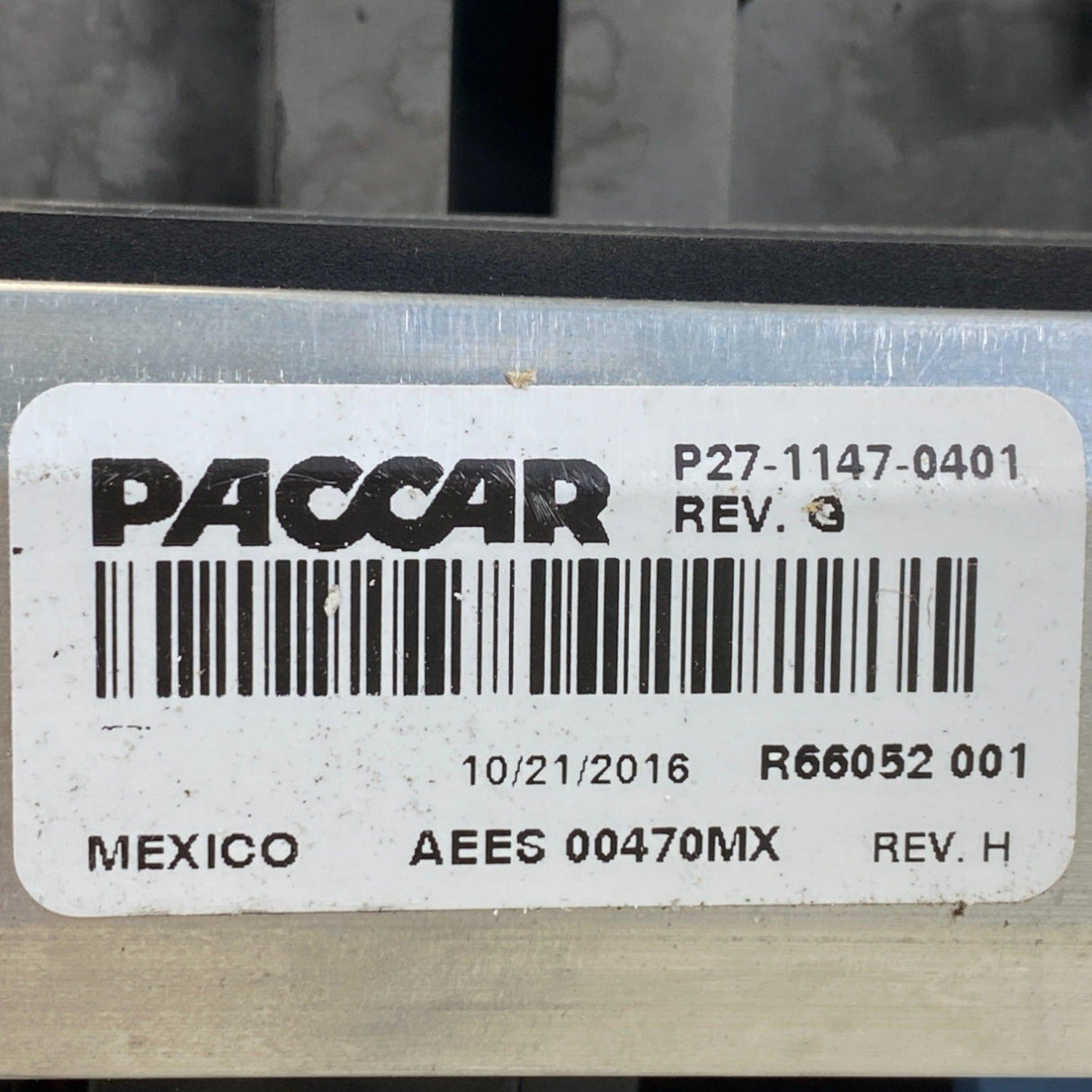 P27-1147-0401 Genuine Paccar Power Distribution Center Fuse Box - Truck To Trailer