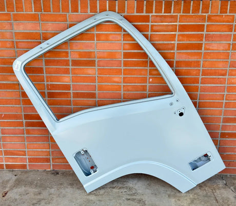 8-98260605-1 Genuine Isuzu Right Side Door Assembly - Truck To Trailer
