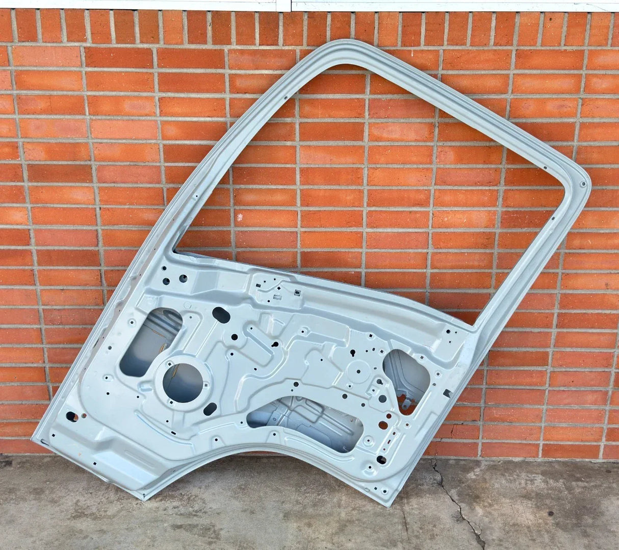 8-98260605-1 Genuine Isuzu Right Side Door Assembly - Truck To Trailer