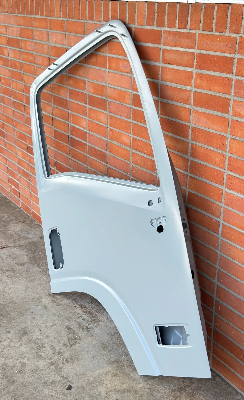 8-98260605-1 Genuine Isuzu Right Side Door Assembly - Truck To Trailer