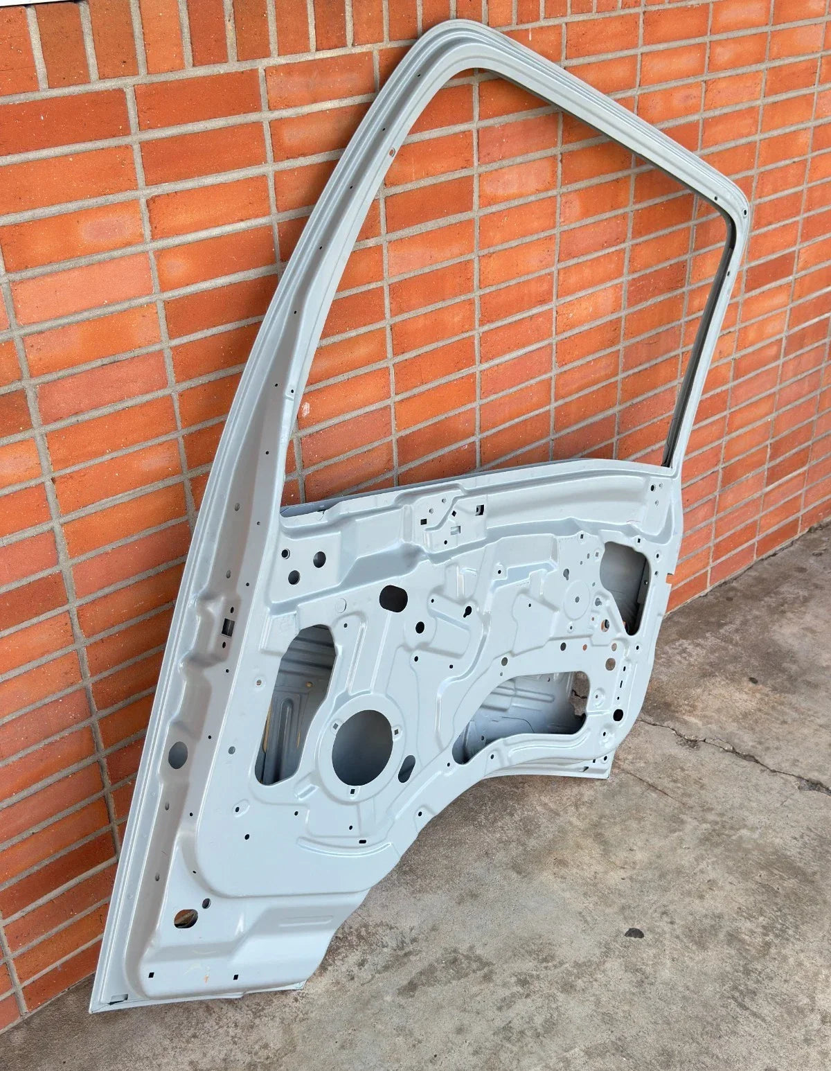 8-98260605-1 Genuine Isuzu Right Side Door Assembly - Truck To Trailer