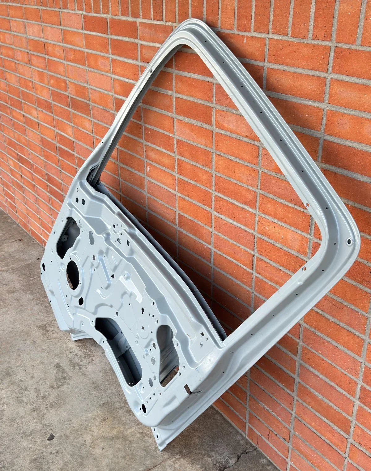 8-98260605-1 Genuine Isuzu Right Side Door Assembly - Truck To Trailer