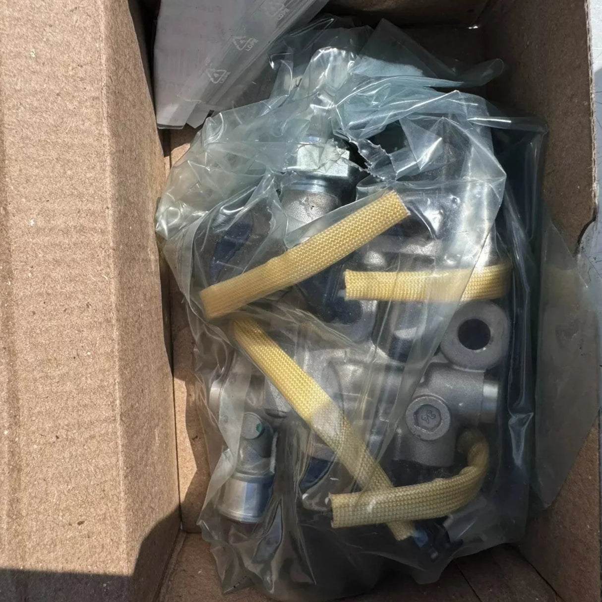 1857666PE Genuine Paccar Air Fuel Shutt-Off Valve Kit - Truck To Trailer