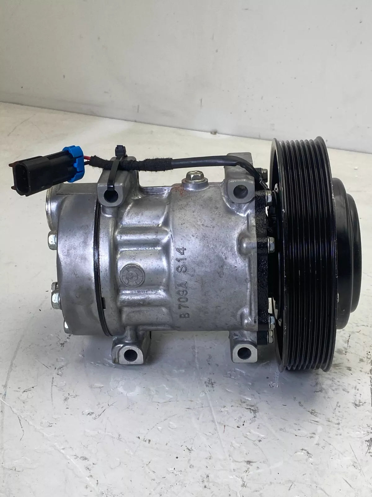 20721587 Genuine Volvo A/C Compressor