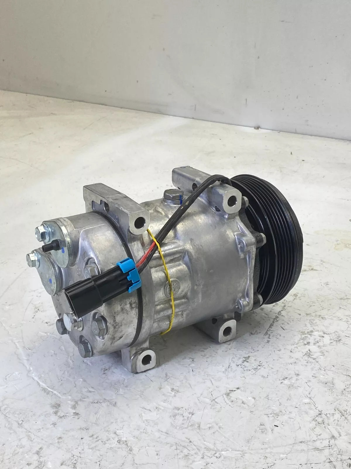 85147412 Genuine Volvo A/C Compressor