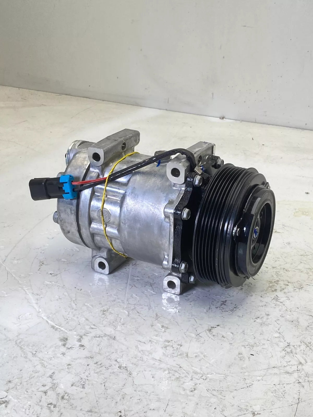 85147412 Genuine Volvo A/C Compressor