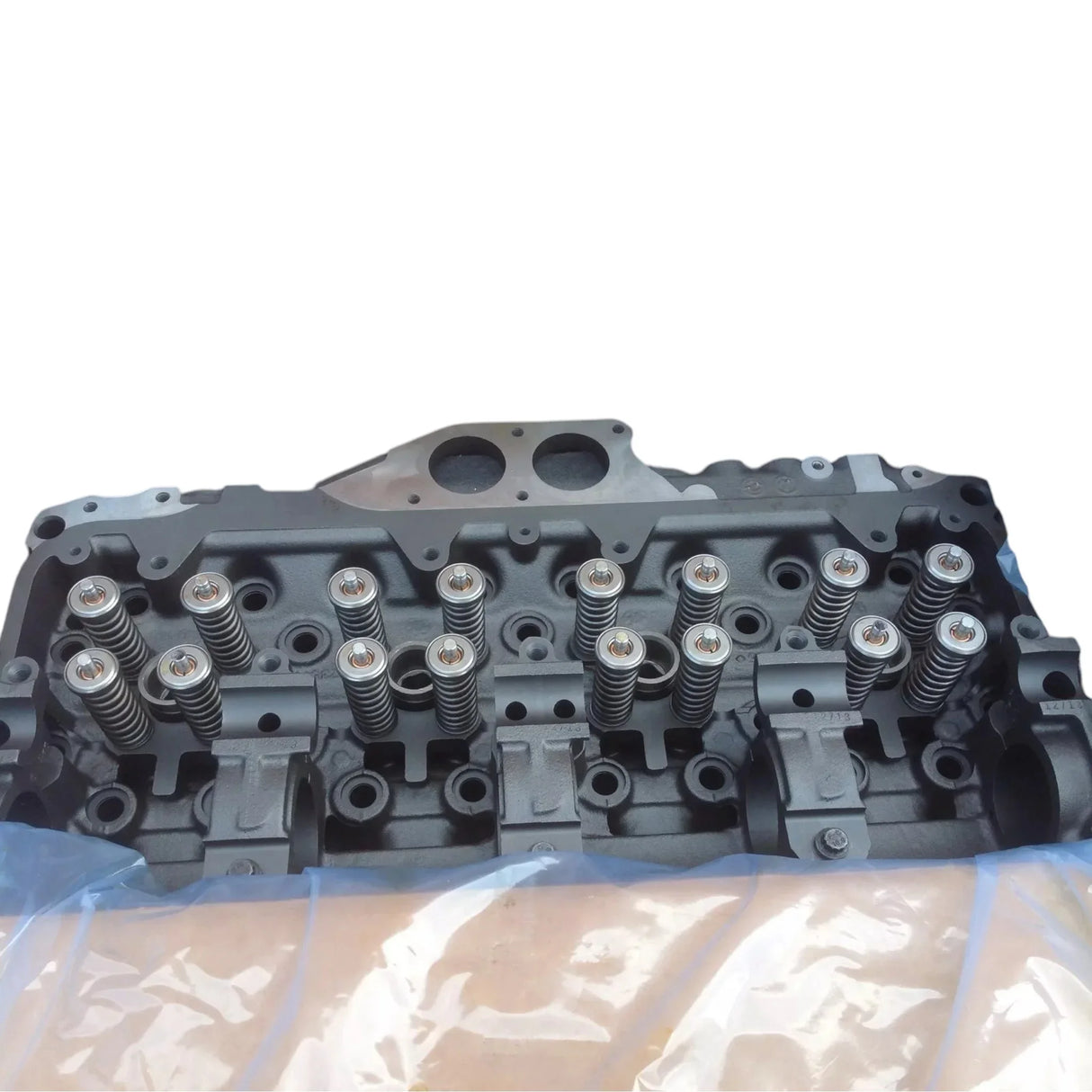 R235525572 Genuine Detroit Diesel Engine Cylinder Head - Truck To Trailer
