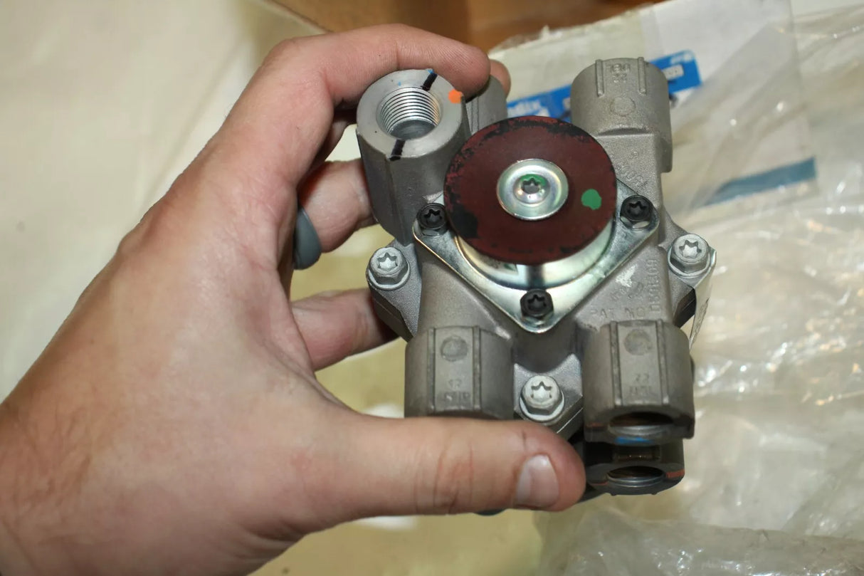 K068779 Bendix E-8P Foot Brake Valve