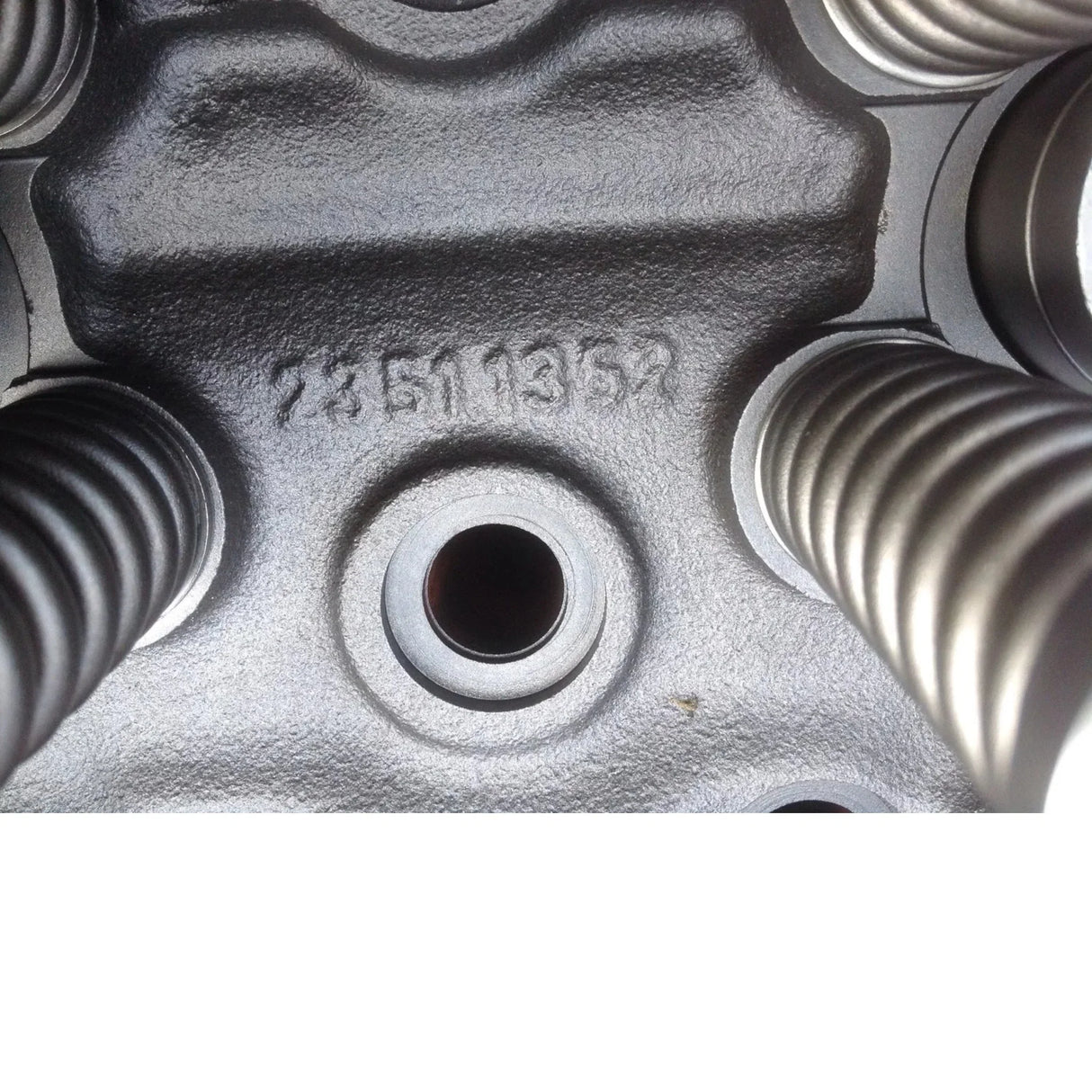 R235525572 Genuine Detroit Diesel Engine Cylinder Head - Truck To Trailer