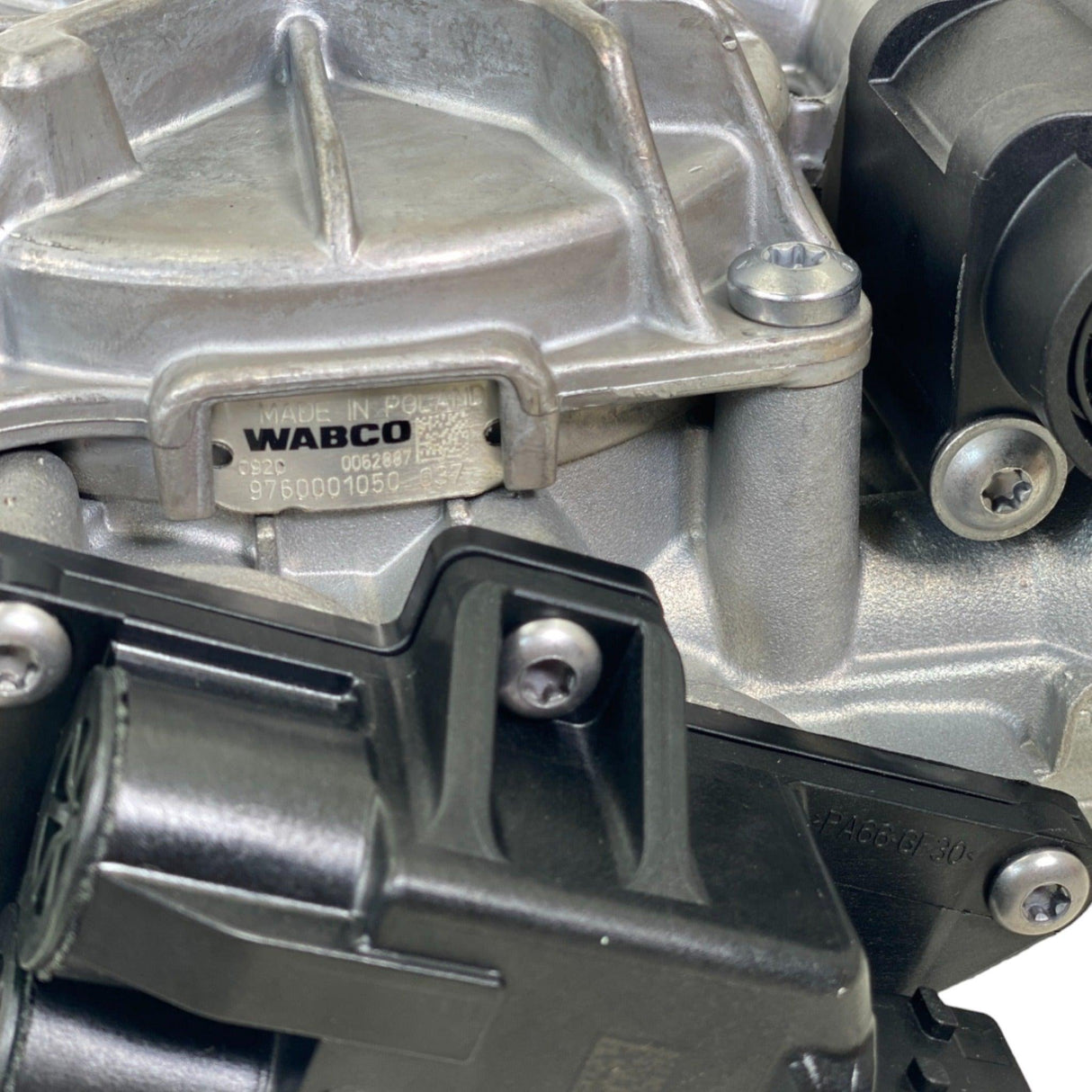 S976-000-105-0 Genuine Meritor Wabco® Tractor Abs Modulator Valve.