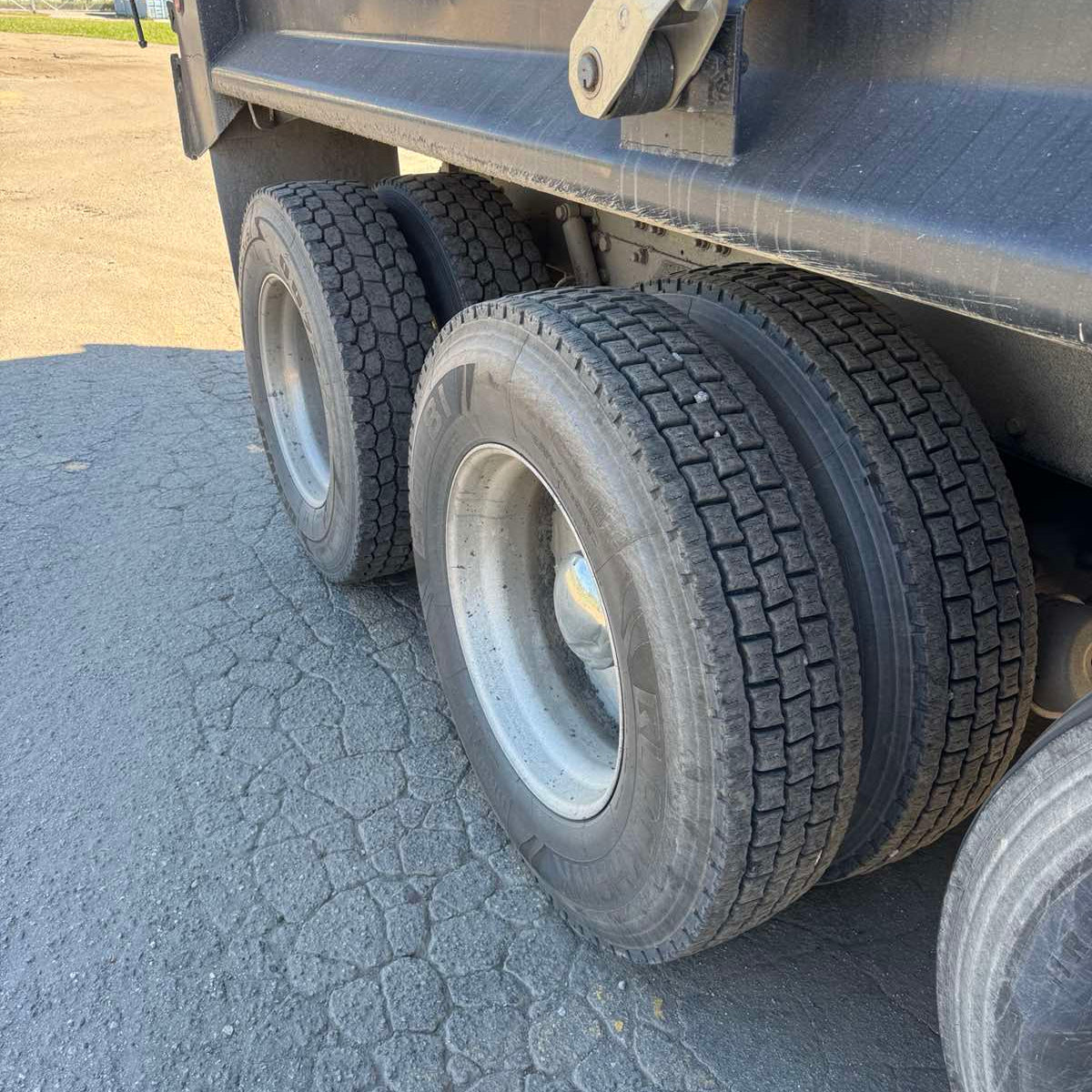 2020 Kenworth T880 Tri-Axle Dump Truck