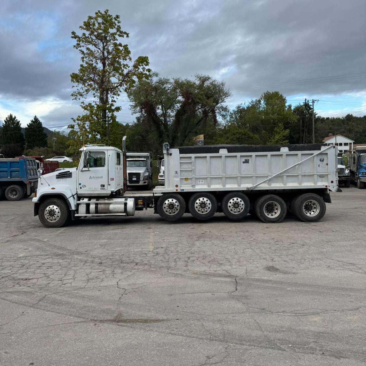 2016 Western Star 4700SF Quint-Axle Dump Truck